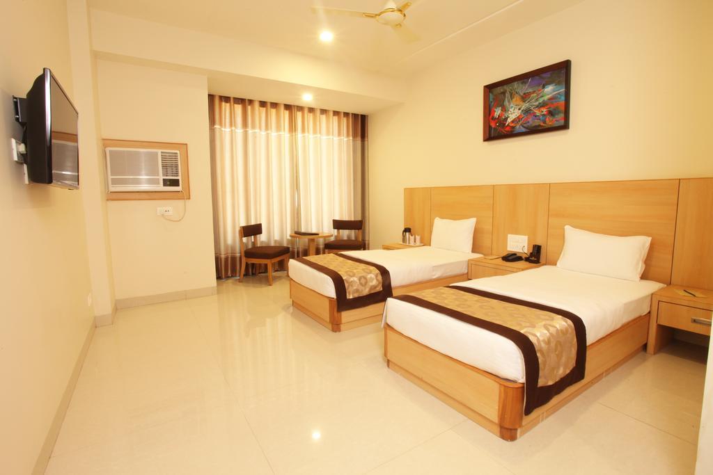 Wingston A Treehouse Hotel Goverdhan Radha Kund Room photo