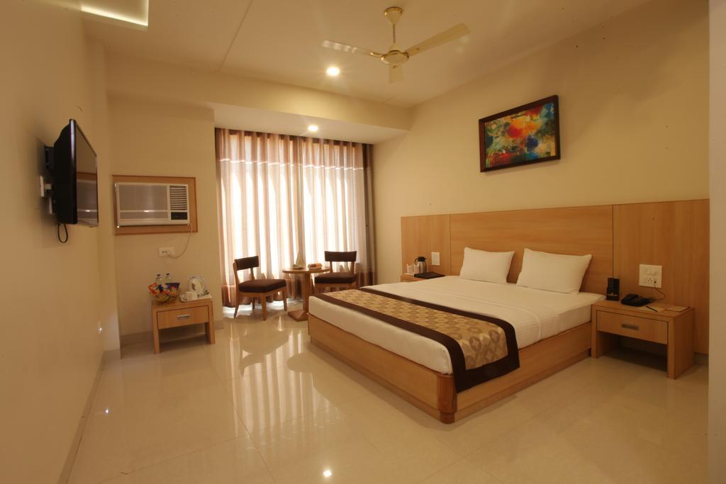 Wingston A Treehouse Hotel Goverdhan Radha Kund Room photo